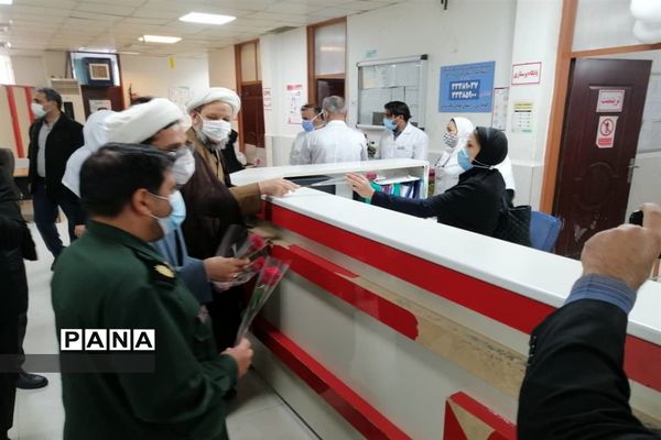 تجلیل مسئولان شهرستان کارون  از کادر درمان