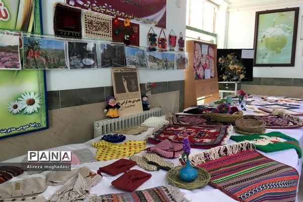 نمایشگاه دستاوردهای آموزش دهندگان نهضت سواد‌آموزی در شهرستان نی ریز