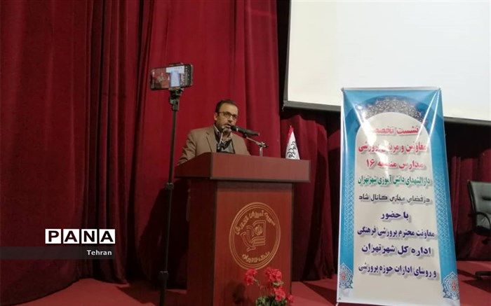 ولی پوری: از مربیان پرورشی می خواهم که تمام عناصر مدرسه را در تربیت دانش آموزان دخیل کنند