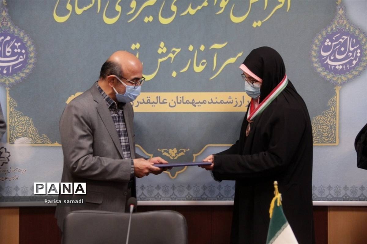 تجلیل از دانش‌آموزان مدال‌آور آموزش و پرورش منطقه ۱۳ تهران در المپیاد‌های علمی کشور