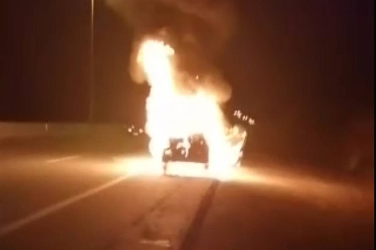 آتش گرفتن خودرو ۲۰۶ در مسیر تهران به شیراز+ویدئو
