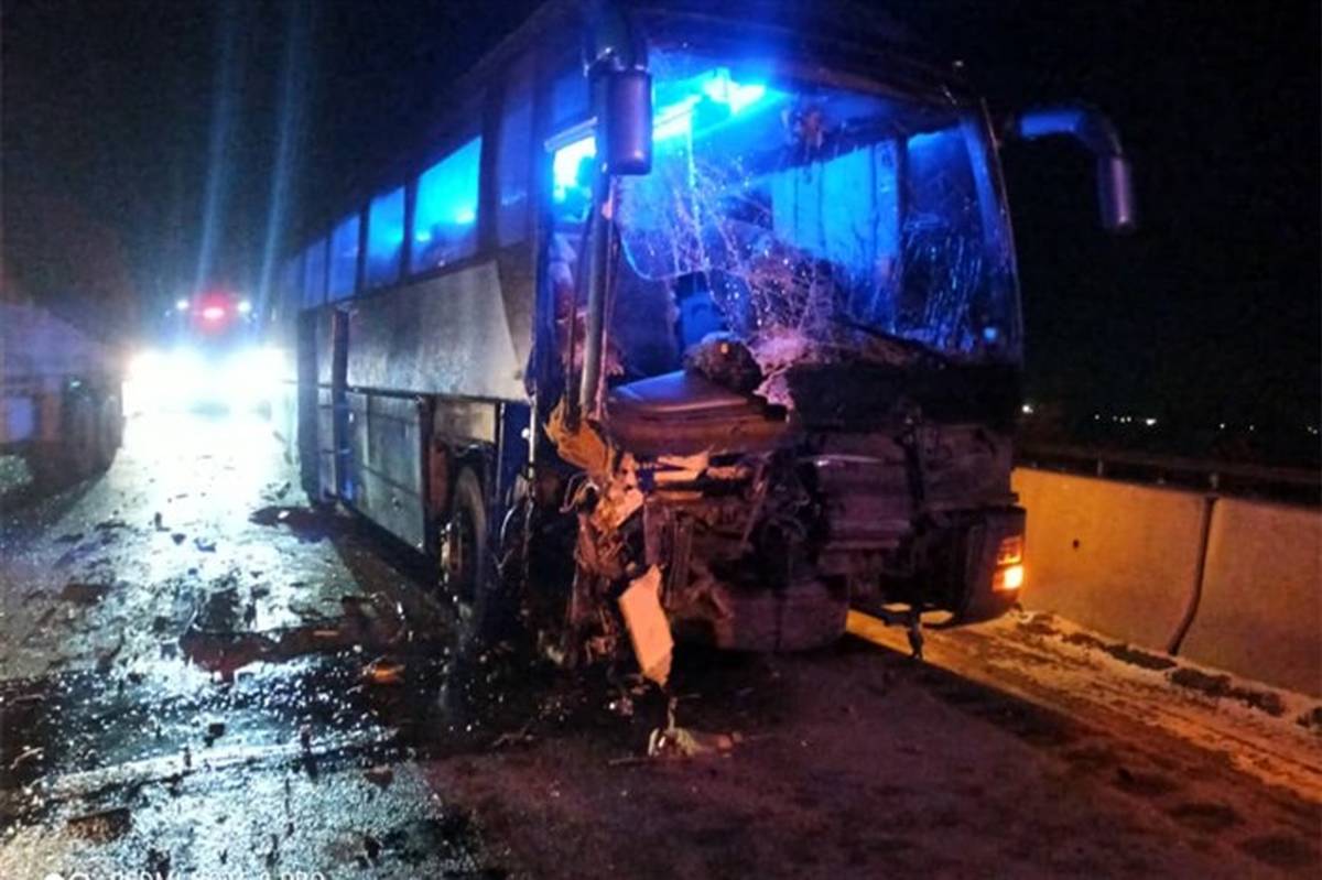 برخورد اتوبوس با تریلر، امدادگران هلال احمر زنجان را به سر سانحه کشاند
