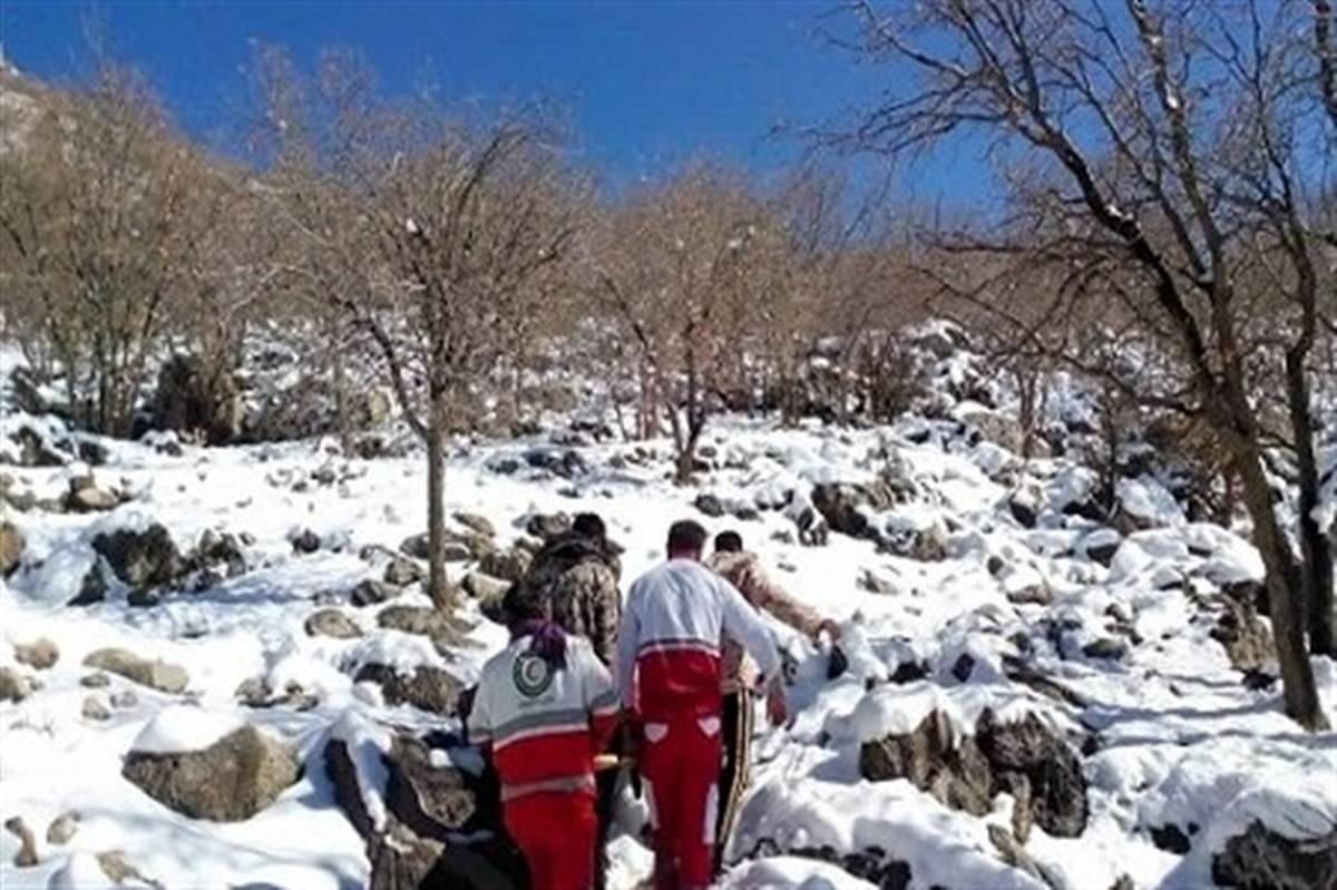 نجاتگران هلال احمربا ۱۵ کیلومتر پیاده روی در برف،  جان یک بیمار را نجات دادند