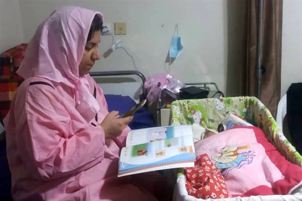 تدریس معلم دانش‌آموزان استثنایی دزفول از روی تخت بیمارستان