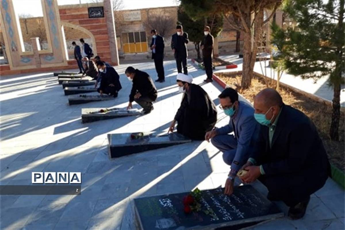 ادای احترام مدیرکل آموزش و پرورش استان کرمان به شهدای بافت
