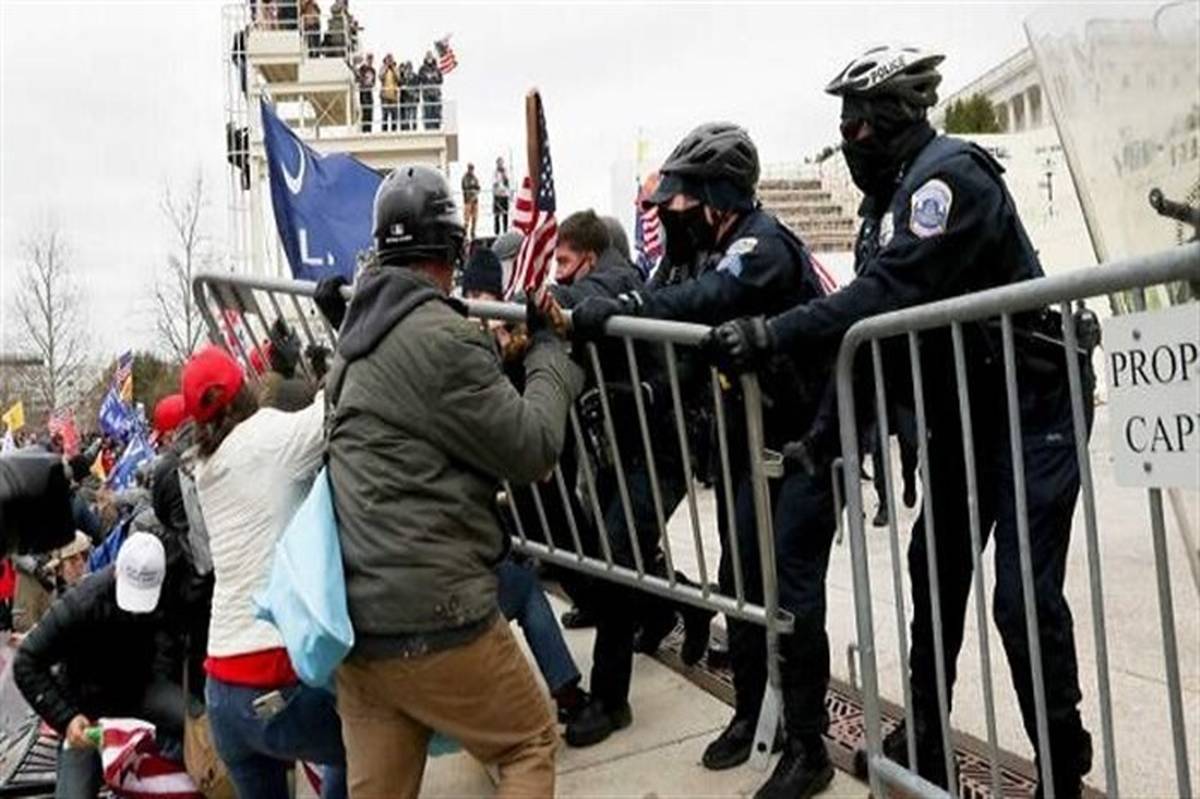 درگیری طرفداران ترامپ و پلیس آمریکا مقابل کنگره