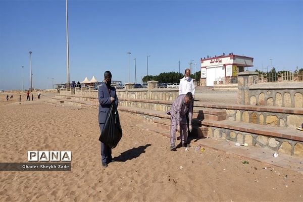 پاکسازی ساحل دریای عمان  توسط گروهی از فرهنگیان شهرستان چابهار