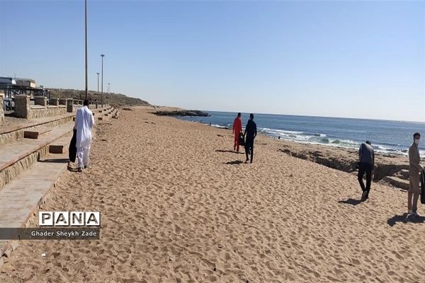 پاکسازی ساحل دریای عمان  توسط گروهی از فرهنگیان شهرستان چابهار