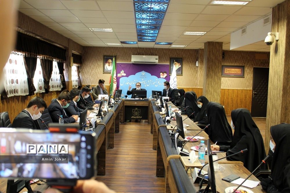اعطای احکام و اعتبارنامه اعضاء هیات رئیسه مجلس دانش‌آموزی استان فارس