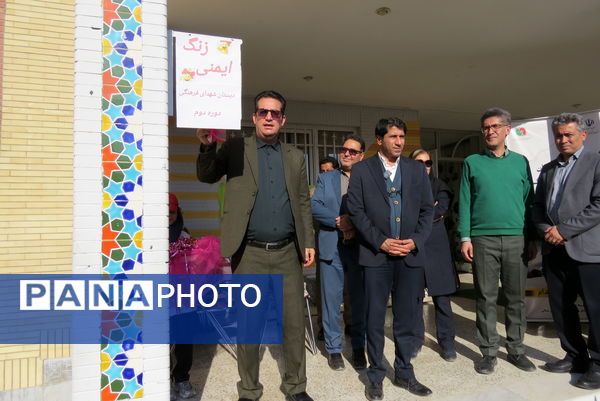 برنامه زنگ ایمنی و ترافیک در مدرسه شهدا فرهنگی دخترانه 