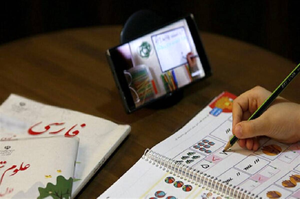 آموزش دهندگان سوادآموزی در کهگیلویه و بویراحمد سامانه شبکه  شاد را بر روی گوشی خود نصب کنند
