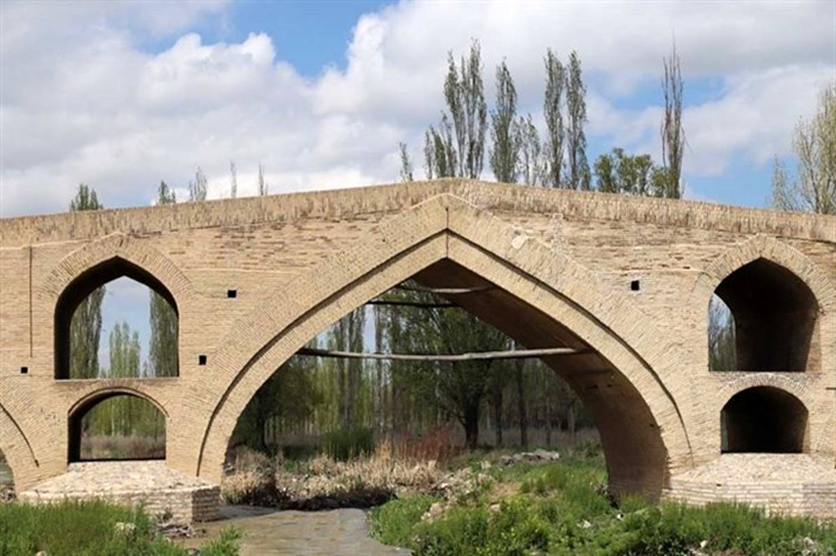 لایه روبی رودخانه زنجانرود در مسیر پل های تاریخی انجام می شود