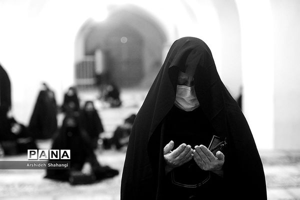 نماز ظهر عاشورا در مسجد امام اصفهان