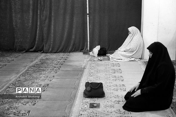 نماز ظهر عاشورا در مسجد امام اصفهان