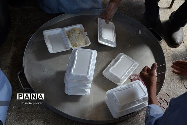توزیع غذا تبرکی در شهرستان خوسف