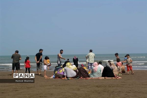 مسافران بی‌اعتنا به کرونا در ساحل بابلسر