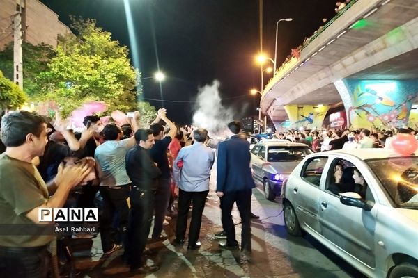 شادى  مردم در خیابان هاى تبریز بعد از قهرمانى تراکتور
