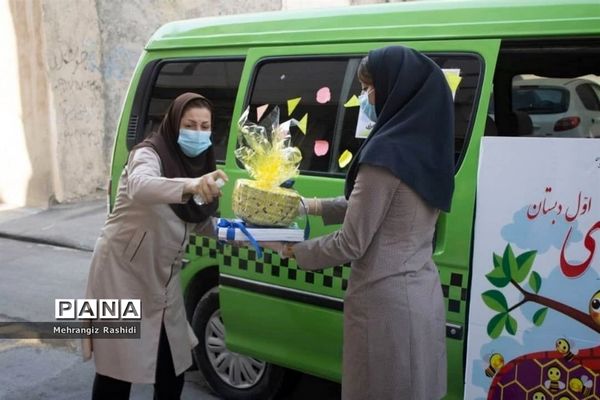 جشن شکوفه‌ها با ون شادی