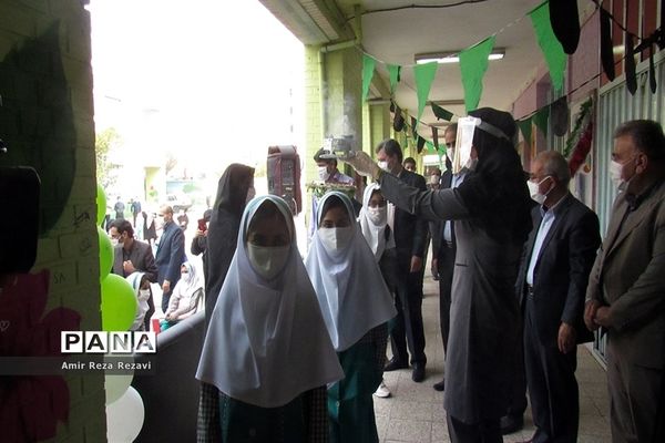 آیین بازگشایی مدارس در مدرسه هیات امنایی بهار ناحیه 4 اهواز