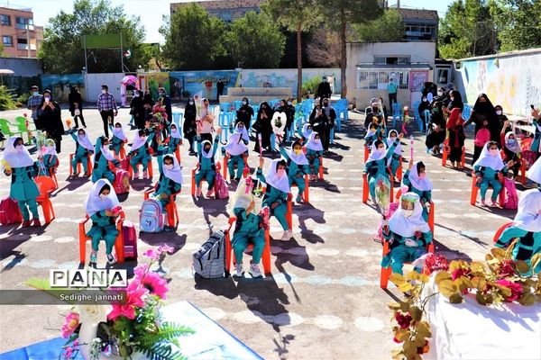 زنگ شکوفه ها در مدارس آباده