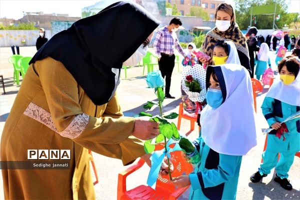 زنگ شکوفه ها در مدارس آباده