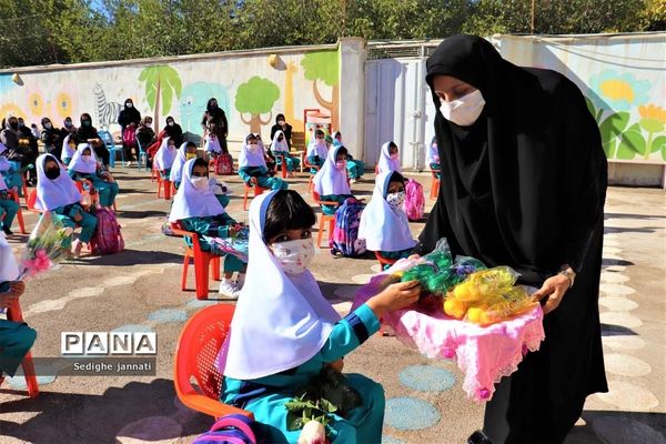 زنگ شکوفه ها در مدارس آباده