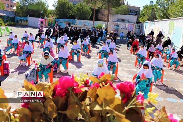 زنگ شکوفه ها در مدارس آباده