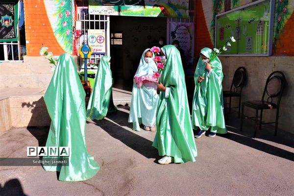 زنگ شکوفه ها در مدارس آباده