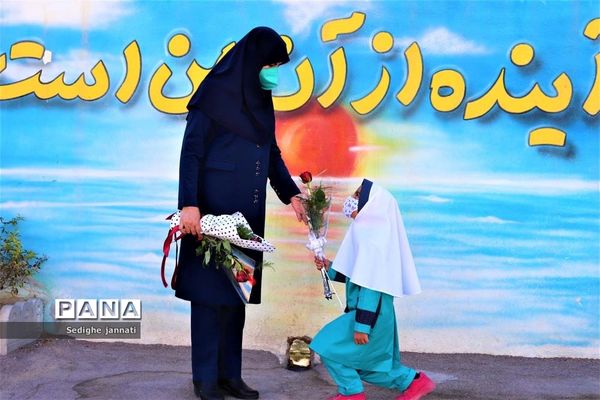 زنگ شکوفه ها در مدارس آباده