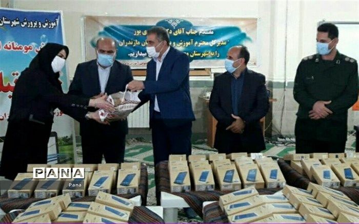 ۳۰۰  تبلت آموزشی به دانش‌آموزان محمودآبادی اهدا شد