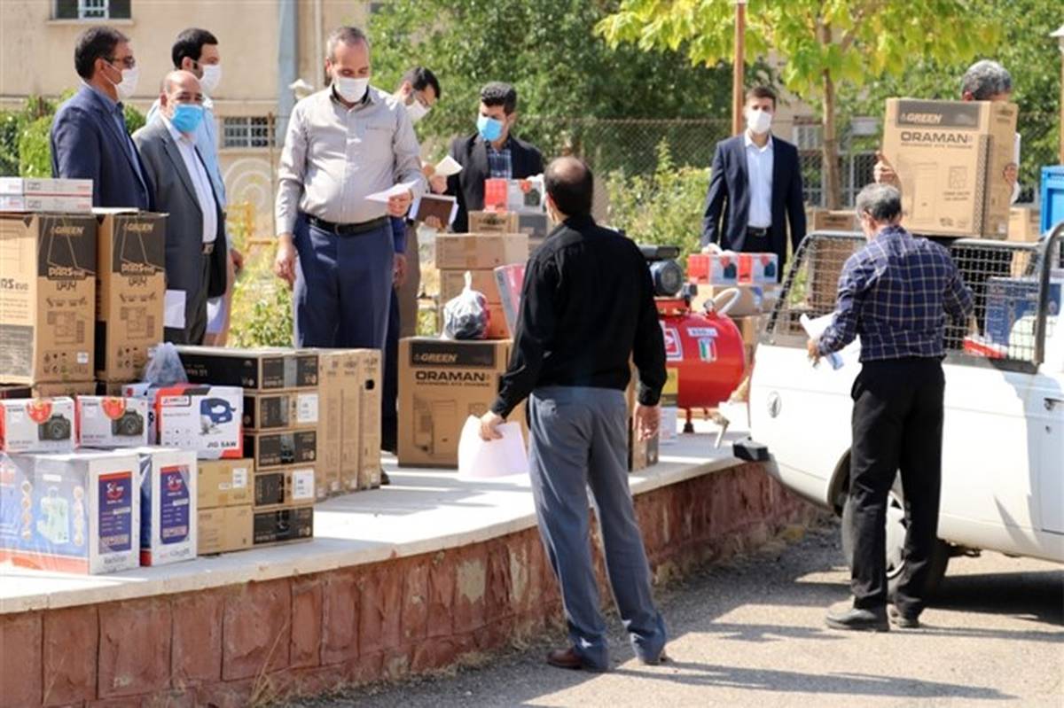 توزیع تجهیزات کارگاهی در سطح هنرستان های نواحی و مناطق 14 گانه استان