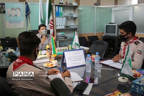 نشست صمیمانه مدیر سازمان دانش آموزی استان بوشهر با دانش آموزان منتخب استان فارس
