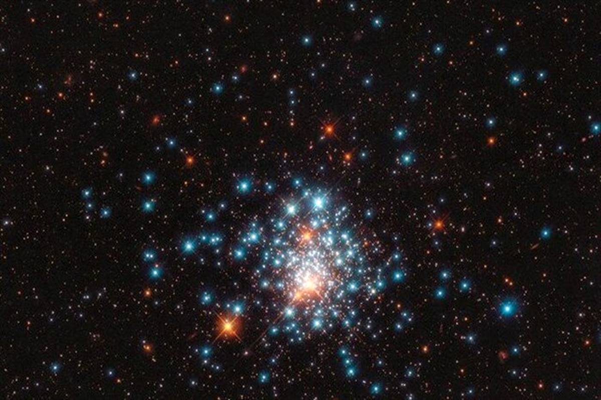 عکس روز ناسا؛ اجتماع ستاره‌های قرمز و آبی در یک قاب