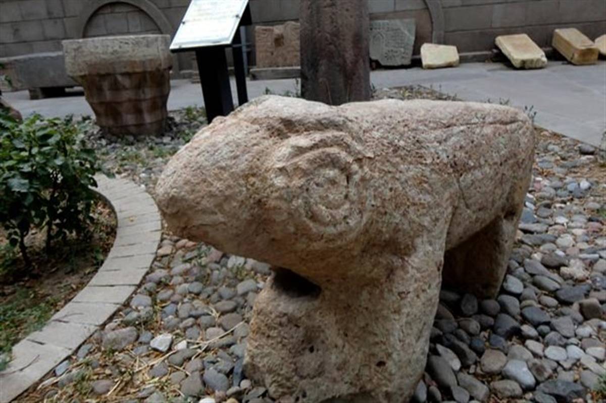 انتقال قوچ سنگی کشف شده در روستای انباردان بستان آباد به اداره کل میراث فرهنگی آذربایجان شرقی
