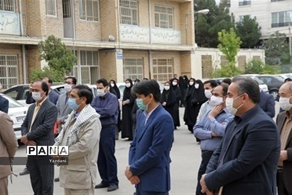 ادای احترام همکاران اداره‌کل آموزش و پرورش خراسان شمالی به مقام شامخ شهدا