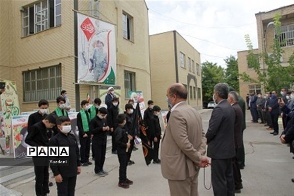 ادای احترام همکاران اداره‌کل آموزش و پرورش خراسان شمالی به مقام شامخ شهدا