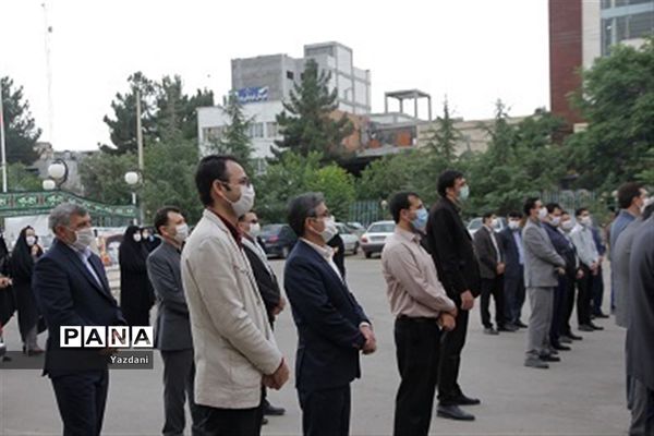 ادای احترام همکاران اداره‌کل آموزش و پرورش خراسان شمالی به مقام شامخ شهدا