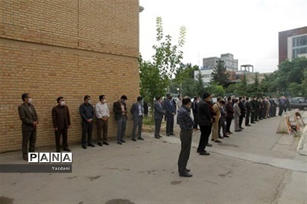 ادای احترام همکاران اداره‌کل آموزش و پرورش خراسان شمالی به مقام شامخ شهدا
