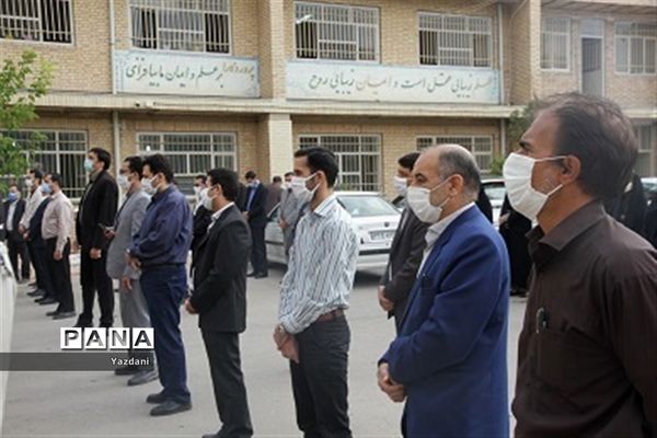 ادای احترام همکاران اداره‌کل آموزش و پرورش خراسان شمالی به مقام شامخ شهدا
