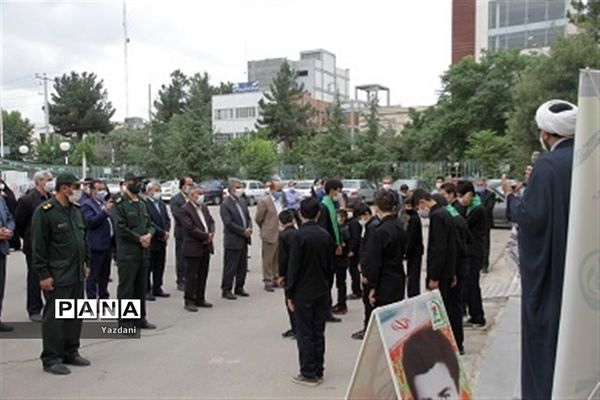 ادای احترام همکاران اداره‌کل آموزش و پرورش خراسان شمالی به مقام شامخ شهدا