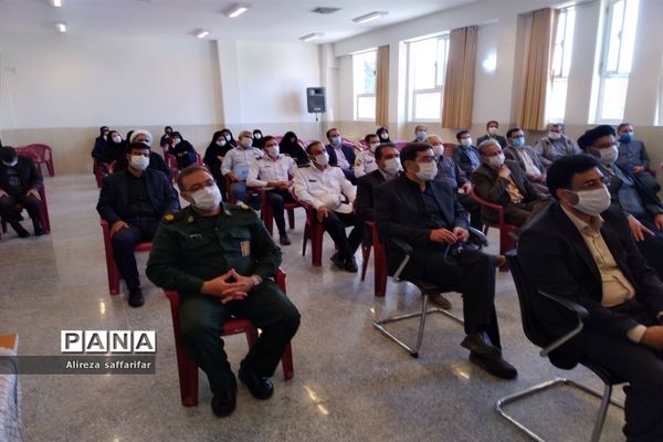 نواختن زنگ ایثار و مقاومت در یکی  از مدارس  اردستان