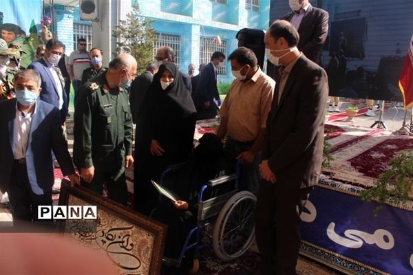نواختن زنگ چهلمین سالگرد دفاع مقدس در استان اصفهان