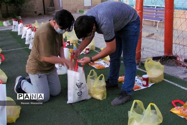 توزیع کمک‌های مومنانه بین نیازمندان توسط دانش‌آموزان شیرازی