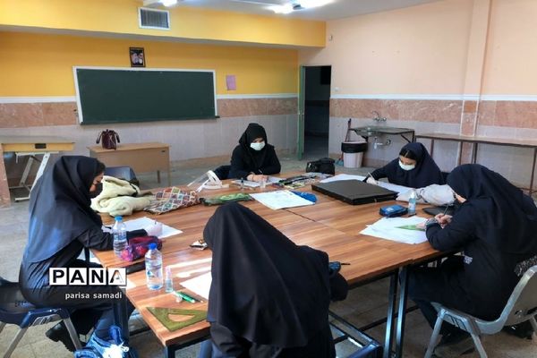 حضور دانش‌آموزان  و هنر‌آموزان در مدارس منطقه 13