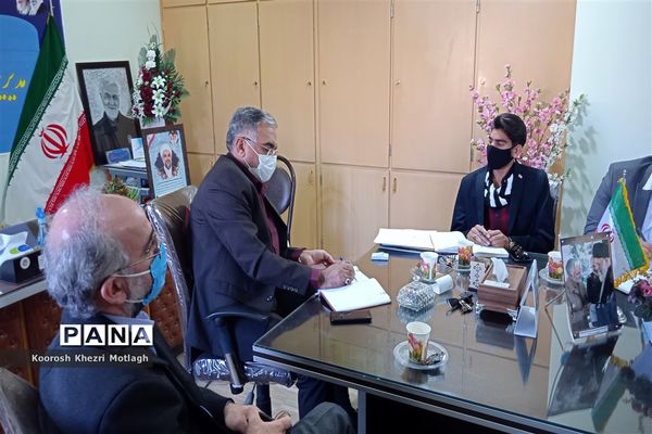 نشست توجیهی و آشنایی اعضای هیات رئیسه مجلس دانش‌آموزی با مدیر آموزش و پرورش کازرون