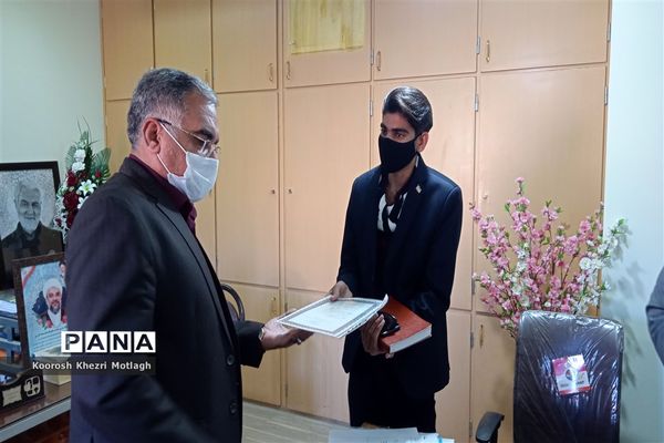 نشست توجیهی و آشنایی اعضای هیات رئیسه مجلس دانش‌آموزی با مدیر آموزش و پرورش کازرون