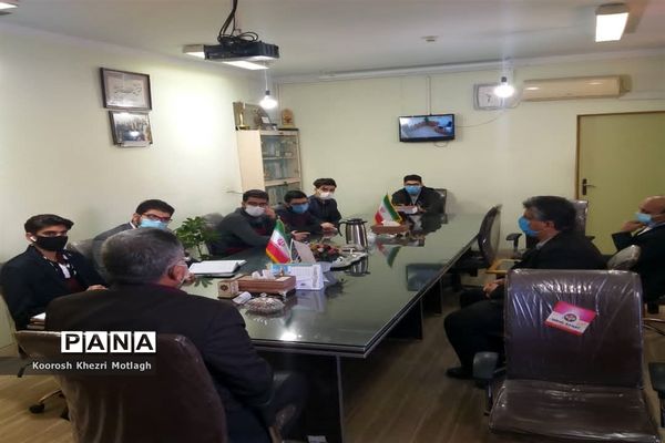 نشست توجیهی و آشنایی اعضای هیات رئیسه مجلس دانش‌آموزی با مدیر آموزش و پرورش کازرون