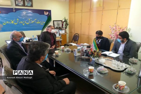 نشست توجیهی و آشنایی اعضای هیات رئیسه مجلس دانش‌آموزی با مدیر آموزش و پرورش کازرون