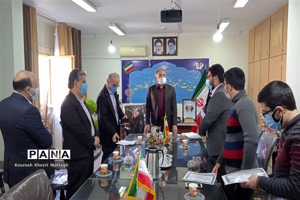 نشست توجیهی و آشنایی اعضای هیات رئیسه مجلس دانش‌آموزی با مدیر آموزش و پرورش کازرون