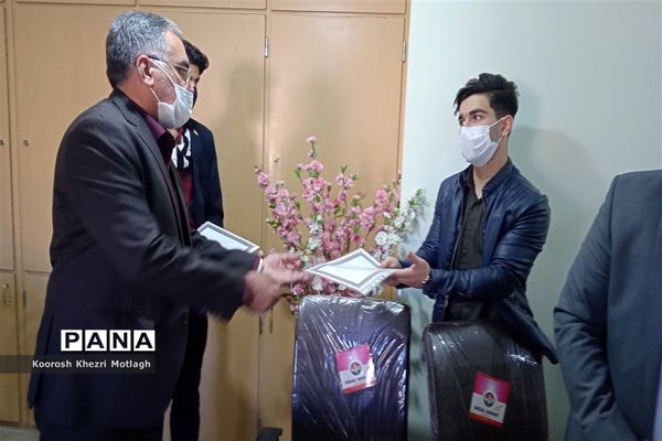 نشست توجیهی و آشنایی اعضای هیات رئیسه مجلس دانش‌آموزی با مدیر آموزش و پرورش کازرون